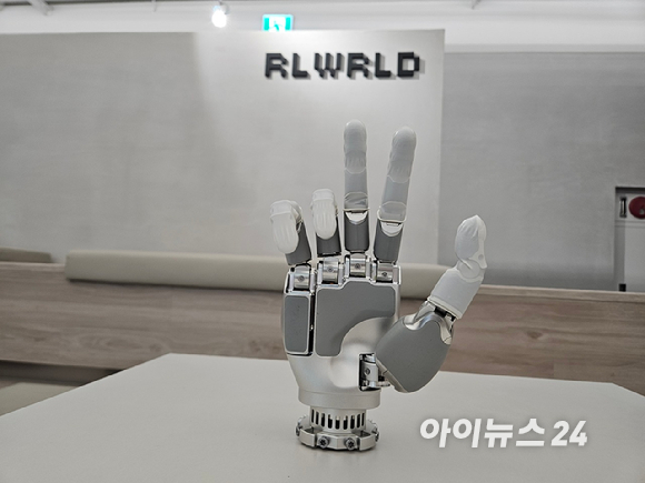 서울 강남구 리얼월드 본사에 설치된 로봇핸드.[사진=설재윤 기자]