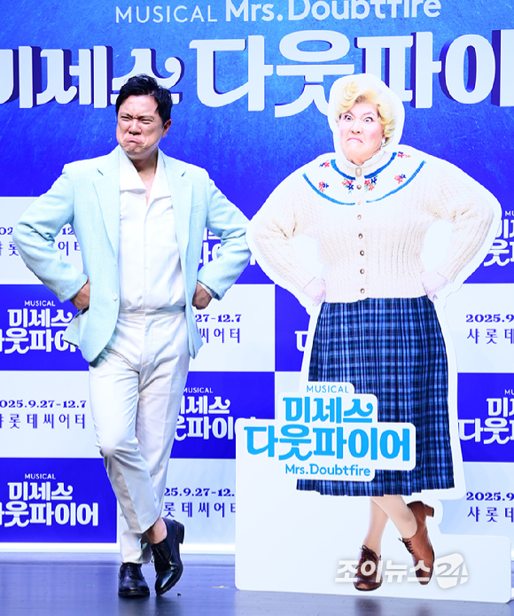 배우 정성화가 2일 오후 서울 서대문구 이화여자대학교 삼성홀에서 열린 뮤지컬 '미세스 다웃파이어' 제작발표회에 참석하고 있다. [사진=정소희 기자]