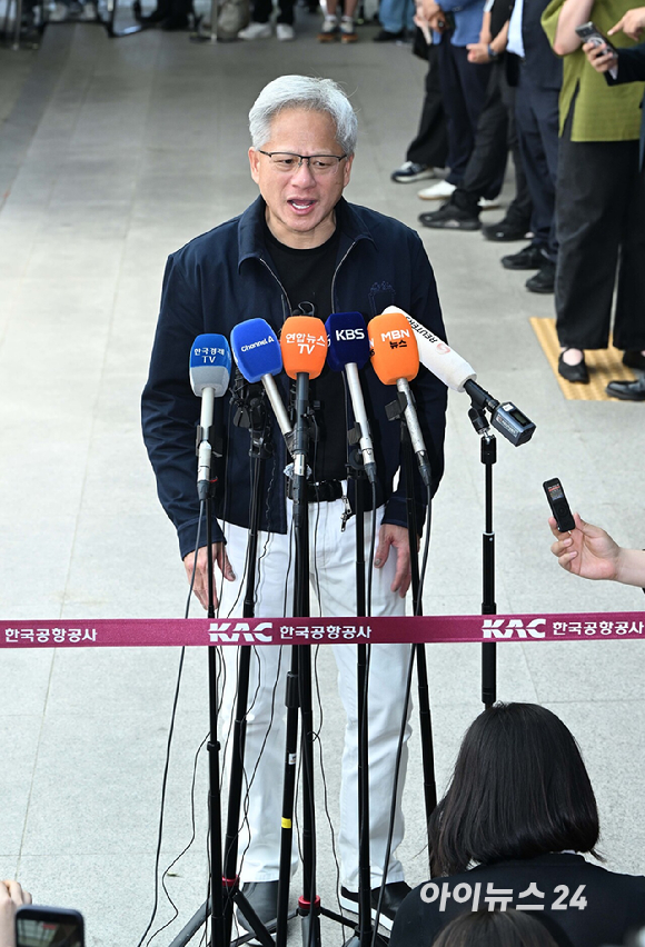 젠슨 황 엔비디아 최고경영자(CEO)가 5일 오후 전세기를 통해 서울김포비즈니스항공센터로 입국해 취재진의 질문을 듣고 있다. [사진=정소희 기자]