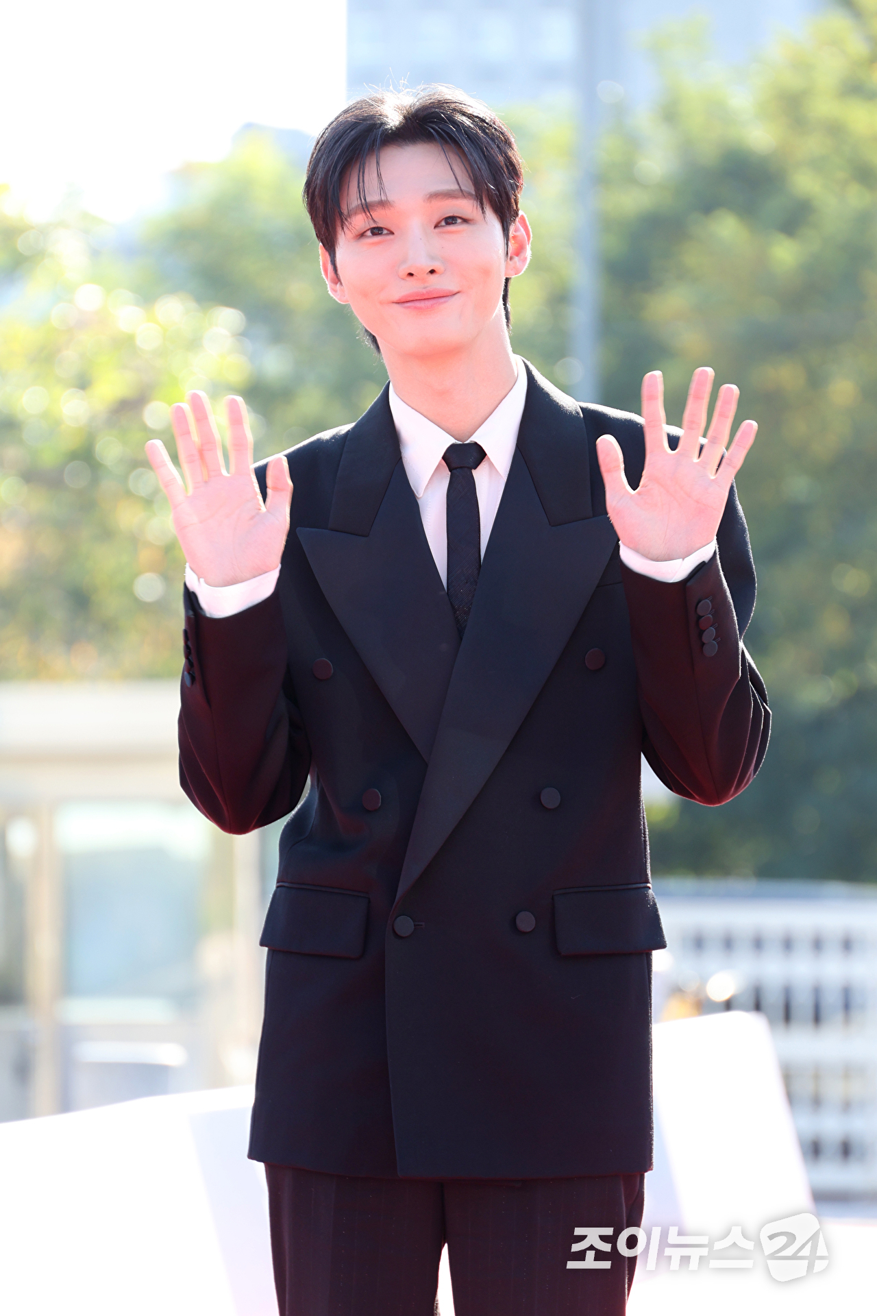 그룹 워너원 윤지성이 8일 오후 서울 영등포구 여의도 KBS홀에서 진행된 '서울드라마어워즈 2026'에 참석해 레드카펫을 밟고 있다. [사진=문수지 기자]