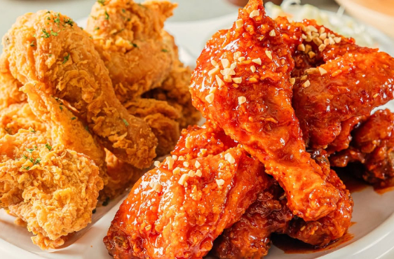 실온에 방치된 음식을 섭취할 경우 식중독으로 이어질 수 있다는 전문가 설명이 나왔다. 사진은 양념 반 후라이드 반 치킨. [사진=funbeerking.us]