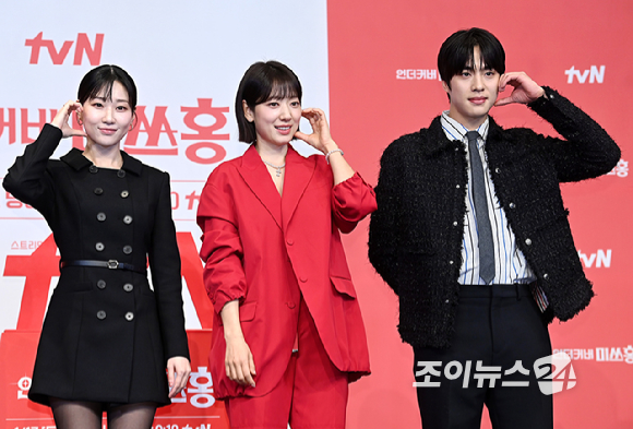 배우 박신혜가 12일 오후 서울 구로구 신도림 더링크 호텔에서 열린 tvN 새 토일드라마 '언더커버 미쓰홍' 제작발표회에서 포즈를 취하고 있다. [사진=곽영래 기자]