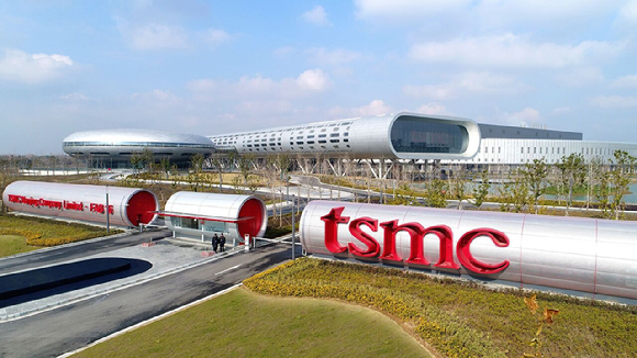 TSMC 대만 12팹 내부에서 직원들이 제품을 생산하는 모습. [사진=TSMC]