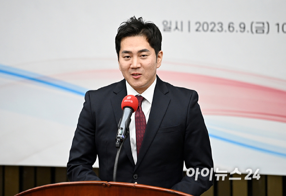 9일 국회에서 열린 국민의힘 최고위원 보궐선거에서 당선한 김가람 당 청년대변인이 당선사를 하고 있다. 투표 결과 전국위원회 소속 유권자 828명 중 539명이 투표에 참여했으며, 김가람 전 청년대변인은 381표를 받아 최고위원에 지명됐다. 함께 경쟁했던 이종배 서울시의원, 천강정 경기도당 의료정책위원장은 각각 135표, 23표를 획득했다. [사진=곽영래 기자]