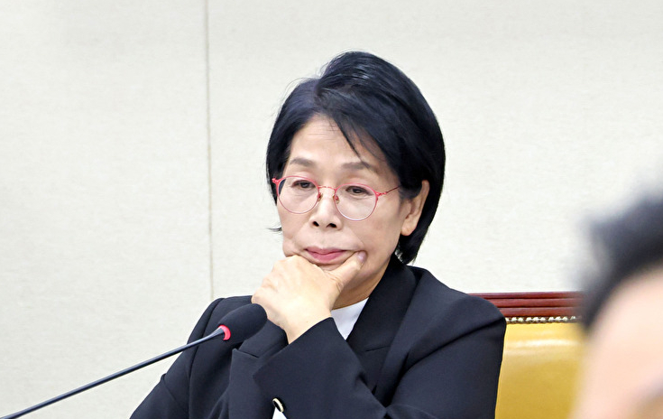 30일 국회 과학기술정보방송통신위원회에서 열린 종합감사에서 최민희 위원장이 국민의힘 박정훈 의원의 사퇴 요구 발언을 듣고 있다. [사진=연합뉴스]