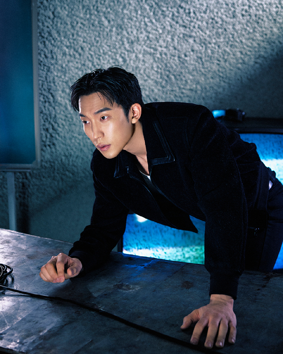 배우 이상이가 넷플릭스 시리즈 '사냥개들' 시즌2 인터뷰에 앞서 포즈를 취하고 있다. [사진=넷플릭스]