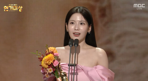 조아람이 30일 서울 상암 MBC신사옥 미디어센터에서 열린 '2025 MBC 연기대상'에서 수상소감을 이야기 하고 있다. [사진=MBC 방송화면 캡처]