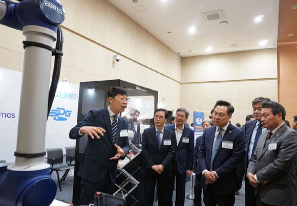 전진 브릴스 대표이사(왼쪽에서 첫번째)가 로봇 전시관에서 인공지능(AI) 안전 관제 팔레타이징 솔루션을 하병필 인천광역시 행정부시장 등을 비롯해 주요 관계자들에게 설명하고 있다. [사진=브릴스]