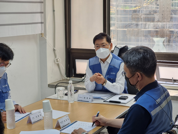 장세웅 대우조선해양건설 대표가 지난달 14일 시공현장인 경기도 동두천 생연동 주상복합 신축공사 현장을 방문해 현장 직원들의 의견을 청취하고 있다. [사진=한국테크놀로지]