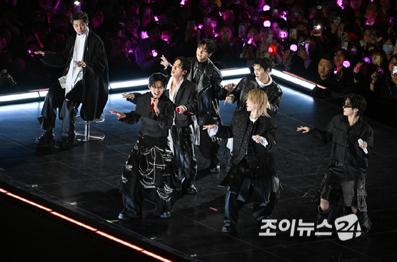 방탄소년단(BTS)이 21일 오후 서울 광화문 광장에서 정규 5집 '아리랑(ARIRANG)' 앨범 발매를 기념해 컴백 무대를 선보이고 있다. [사진=사진공동취재단]