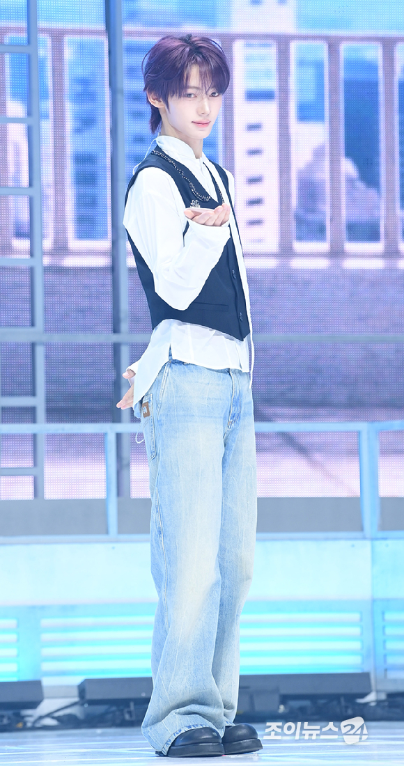 그룹 투어스 한진이 27일 오후 서울 광진구 광장동 예스24라이브홀에서 열린 투어스(TWS) 미니 5집 'NO TRAGEDY' 발매 기념 쇼케이스에서 참석하고 있다. [사진=정소희 기자]