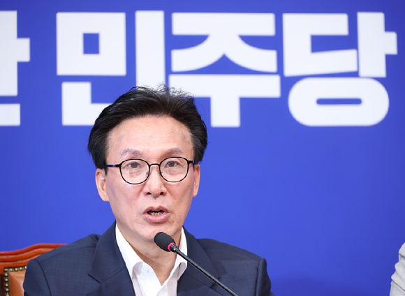 더불어민주당 김민석 대표가 지난 24일 국회에서 열린 최고위원회의에서 발언하고 있다. [사진=연합뉴스]