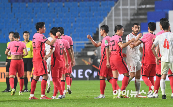 7일 오후 수원월드컵경기장에서 진행된 '2022 카타르 월드컵' 아시아 지역 최종예선 A조 2차전 대한민국과 레바논의 경기가 1-0 한국의 승리로 끝났다. 기쁨 나누는 선수들.