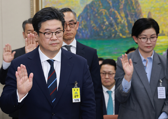 김병주 MBK파트너스 회장이 14일 국회 정무위원회에서 열린 2025년도 공정거래위원회 국정감사에 증인으로 출석해 의원 질의에 답하고 있다. [사진=연합뉴스]
