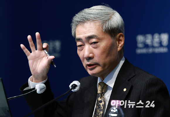 신현송 한국은행 총재가 22일 오전 서울 중구 한국은행에서 열린 금융통화위원회 본회의에 참석해 의사봉을 두드리고 있다. 2026.10.22. [사진=사진공동취재단]