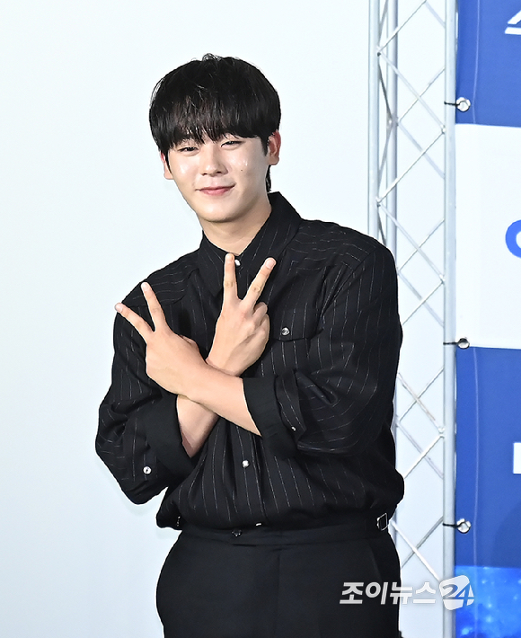배우 이정하가 25일 오전 서울 영등포구 CGV 여의도에서 열린 청룡시리즈어워즈 핸드프린팅 행사에서 포토타임을 갖고 있다. [사진=곽영래 기자]