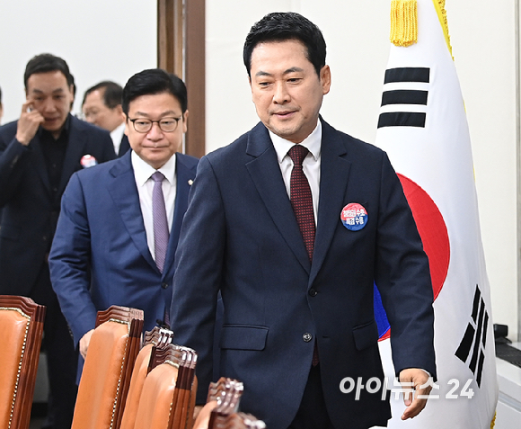 장동혁 국민의힘 당대표가 29일 서울 여의도 국회에서 열린 최고위원회의에 참석하고 있다. [사진=곽영래 기자]