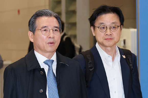 김용범 대통령실 정책실장(왼쪽)과 김정관 산업통상부 장관이 한미 관세협상 추가 논의를 마치고 24일 인천국제공항을 통해 귀국하고 있다. 2025.10.24 [사진=연합뉴스]