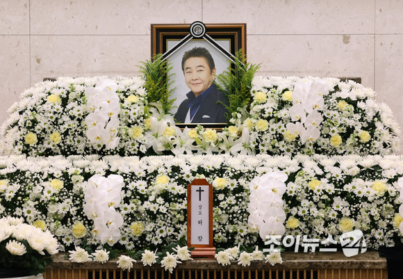 간암 투병 끝 세상을 떠난 방송인 허참(본명 이상룡)의 빈소가 1일 서울 아산병원 장례식장에 마련된 가운데 고인의 영정이 놓여 있다. [사진=사진공동취재단]