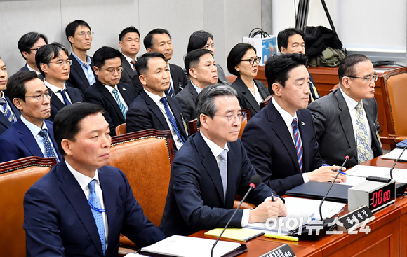 강훈식 대통령 비서실장과 위성락 국가안보실장을 비롯한 참석 증인들이 6일 서울 여의도 국회에서 열린 운영위원회의 대통령비서실 등 국정감사에 출석하고 있다. [사진=곽영래 기자]