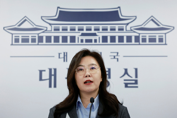 강유정 대변인이 12일 서울 용산 대통령실 청사에서 캄보디아 스캠 범죄 대응 성과 관련 브리핑을 하고 있다. 2025.12.12 [대통령실통신사진기자단] [사진=연합뉴스]