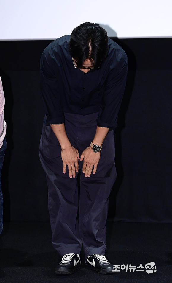 배우 엄태웅이 14일 오후 서울 강남구 메가박스 코엑스에서 열린 영화 '마지막 숙제'(감독 이정철) 가족시사회에 참석해 주연배우로 무대인사를 갖고 있다. [사진=정소희 기자]