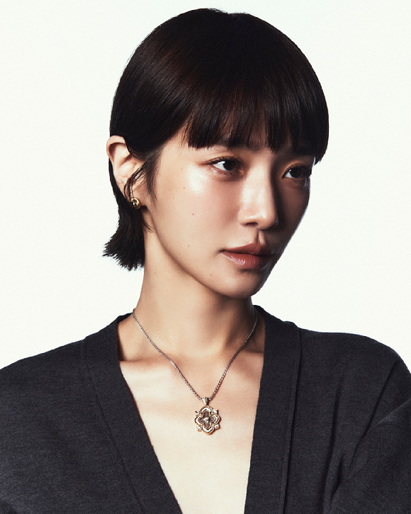 배우 박규영이 넷플릭스 시리즈 '오징어 게임' 시즌3 인터뷰에 앞서 포즈를 취하고 있다. [사진=넷플릭스]