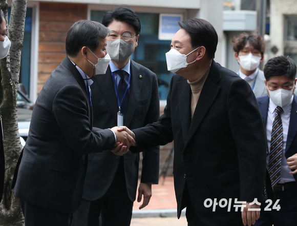 윤석열 대통령 당선인이 14일 오전 서울 종로구 통의동 금감원 연수원에 마련된 당선인 집무실로 출근하며 이철희 당선인 총괄보좌역과 악수를 하고 있다. [사진=국회사진취재단]