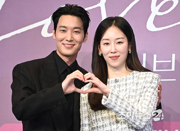 배우 장률, 서현진이 18일 서울 구로구 더 링크 서울 호텔에서 열린 JTBC 새 금요시리즈 '러브 미' 제작발표회에서 포즈를 취하고 있다. [사진=곽영래 기자]
