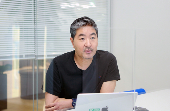 지난 2일 네이버 '1784'에 있는 '네이버 D2SF @분당'에서 진행되는 인터뷰의 모습. 좌측부터 노순보 버추얼플로우 대표, 양상환 네이버 D2SF 리더. [사진=네이버]