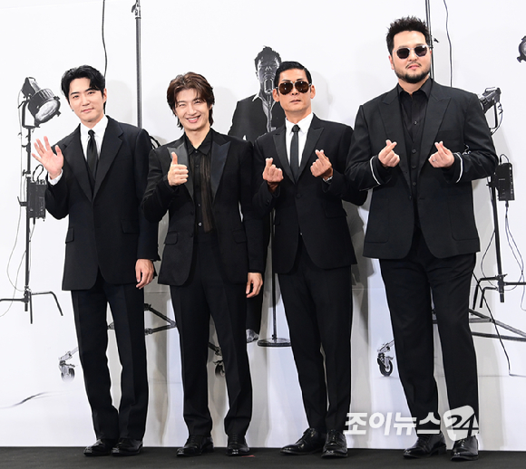 그룹 god 데니안-손호영-박준형-김태우가 30일 오후 서울 영등포구 여의도 KBS홀에서 열린 JYP 딴따라 포토월 헹사에 참석하고 있다. [사진=정소희 기자]