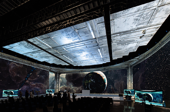 LG전자의 버추얼 프로덕션 전용 고화질 LED 솔루션으로 만든 국내 최대 규모 가상 스튜디오에서 뉴스 촬영을 위한 가상 배경을 구현하고 있다. [사진=LG전자]