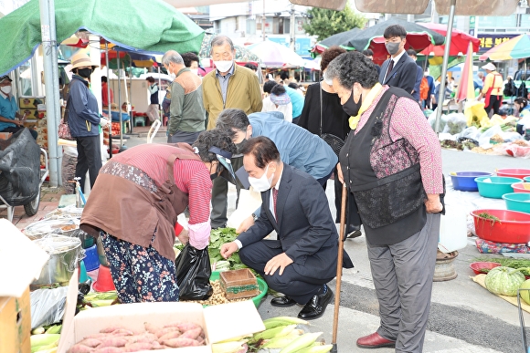 지난 2일 권기창 경북 안동시장이 재래시장을 방문해 농산물을 구입하고 있다. [사진=안동시]