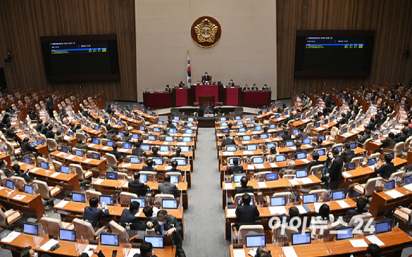 11일 오후 서울 여의도 국회 본회의장에서 곽상도 무소속 의원의 사직의 건이 가 194표, 부 41표, 기권 17표로 의결되고 있다. [사진=김성진 기자]