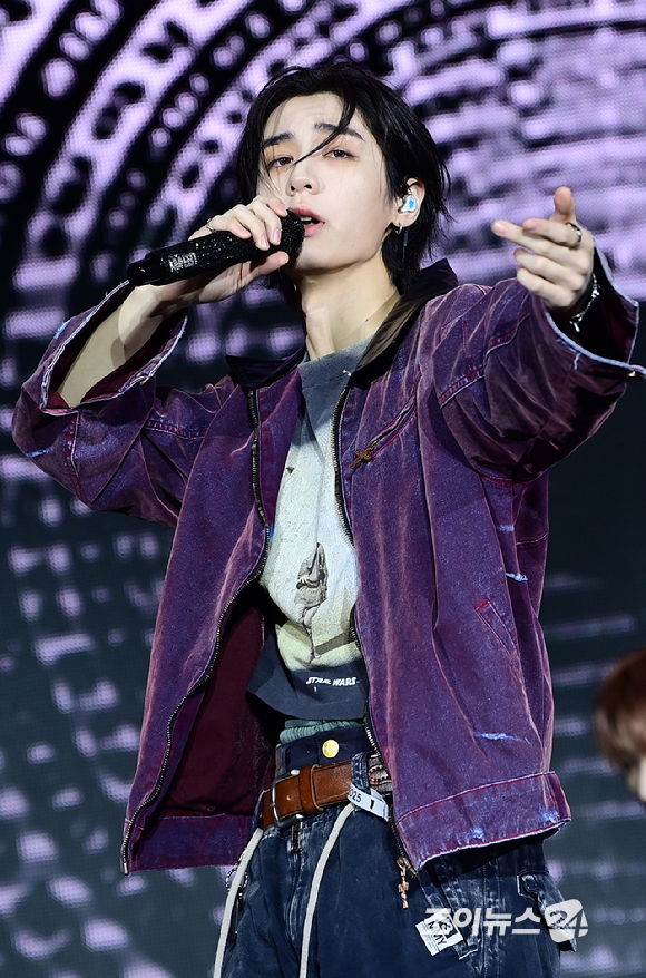 그룹 보이넥스트도어 이한이 20일 오후 서울 강서구 KBS아레나에서 열린 보이넥스트도어(BOYNEXTDOOR) 새 앨범 '디 액션'(The Action) 쇼케이스에 참석해 타이틀곡 '헐리우드 액션' 무대를 선보이고 있다. [사진=정소희 기자]