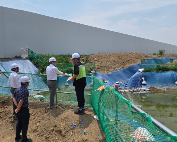 19일 박동선 LH 국토도시본부장과 현장 관계자 등이 우기 대비 3기신도시 주요 건설현장 지구를 점검하고 있다. [사진=LH]
