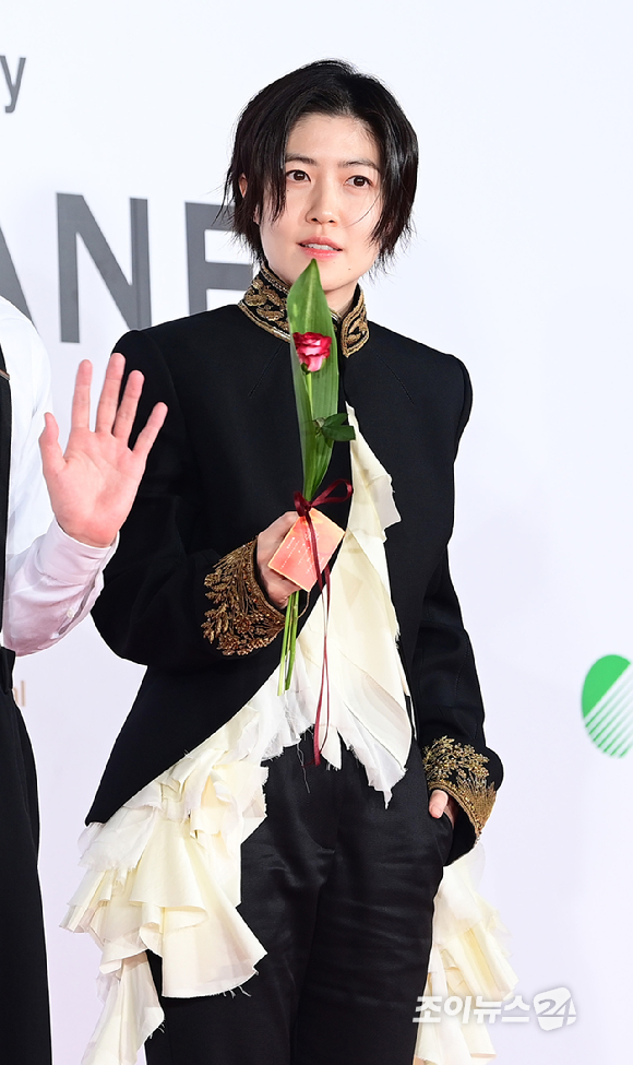 배우 심은경이 17일 오후 부산광역시 해운대구 영화의 전당에서 열린 제30회 부산국제영화제 개막식 레드카펫 행사에 참석하고 있다. [사진=정소희 기자]