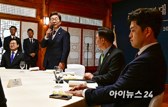 이재명 대통령이 4일 오전 국회 사랑재에서 국회의장과 정당대표와의 오찬에 참석해 인사말을 하고 있다. 우원식 국회의장, 김용태 국민의힘 비상대책위원장, 천하람 개혁신당 당 대표 권한대행, 용혜인 기본소득당 대표, 한창민 사회민주당 대표, 김재연 진보당 상임대표, 김선민 조국혁신당 당 대표 권한대행, 박찬대 더불어민주당 원내대표 겸 당 대표 직무대행(이 대통령 오른쪽 시계방향으로) [사진=국회시잔취재단]