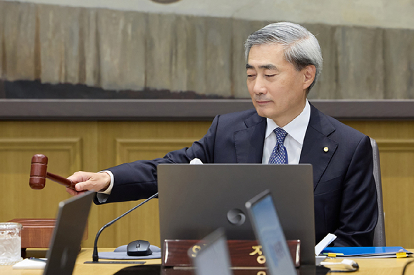 신현송 한국은행 총재가 28일 서울 중구 한은 본관에서 열린 취임 후 첫 금융통화위원회 본회의에서 의사봉을 두드리고 있다. [사진=한국은행]