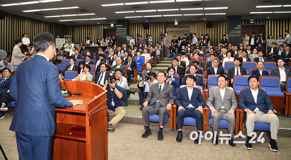 정청래 더불어민주당 당대표가 3일 오후 서울 여의도 국회에서 열린 정책의원총회에서 발언하고 있다. [사진=곽영래 기자]
