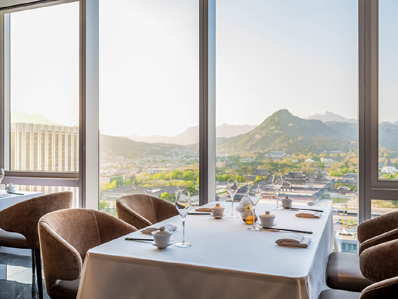 경복궁이 한눈에 내려다보이는 도원S 창밖 풍경. [사진=한화푸드테크]