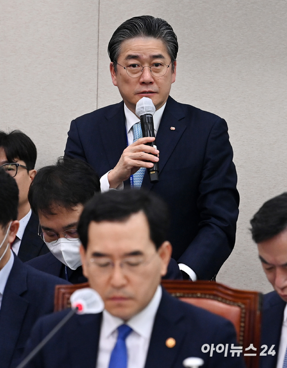 정승일 한국전력공사 사장이 23일 오전 서울 여의도 국회에서 열린 산업통상자원중소벤처기업위원회 전체회의에서 의원 질의에 답하고 있다. [사진=김성진 기자]