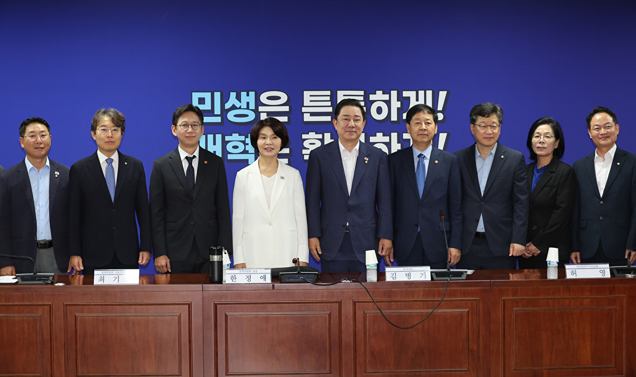 20일 서울 여의도 국회 의원회관에서 열린 에서 더불어민주당 김병기 원내대표, 구윤철 부총리 겸 기재부 장관이 기념촬영을 하고 있다. 2025.8.20 [사진=연합뉴스]