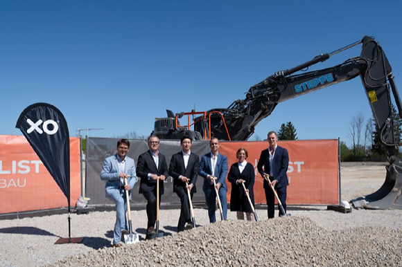 이그니스 자회사 엑솔루션(Xolution)이 지난 4월 23일 독일 다하우 &lsquo;NU 파크 다하우(NU Park Dachau)&rsquo;에서 생산&middot;연구개발(R&D) 통합 센터 착공식을 개최한 가운데, 박찬호 이그니스 대표이사(왼쪽에서 세 번째)와 플로리안 하르트만 다하우 시장(왼쪽 첫 번째) 및 주요 관계자들이 기념 촬영을 하고 있다.[사진=이그니스]