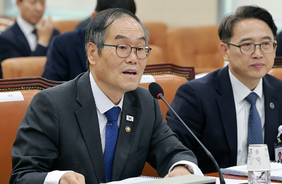 이용철 방위사업청장 13일 국회 국방위원회에서 열린 방위사업청 등에 대한 국정감사에서 국방위원 질의에 답하고 있다. [사진=연합뉴스]