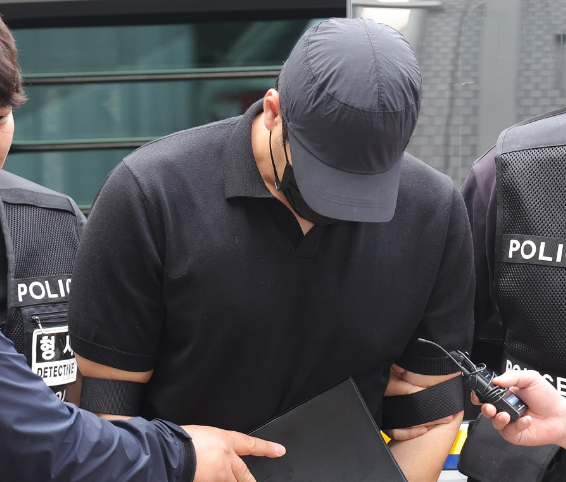 경기도 의정부시 가능동 의정부지방법원에서 강도상해 혐의로 구속영장이 청구된 30대 농협 직원 A씨가 구속 전 피의자 심문을 위해 법정으로 이동하고 있다. 2025.7.30 [사진=연합뉴스]