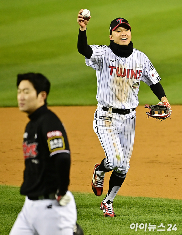 13일 오후 서울 잠실야구장에서 열린 '2023 KBO 포스트시즌' LG 트윈스와 KT 위즈의 한국시리즈 5차전 경기가 열렸다. 4회초 2사 1,2루 LG 박해민이 KT 김민혁의 타구를 잡아낸 뒤 기뻐하고 있다. [사진=곽영래 기자]