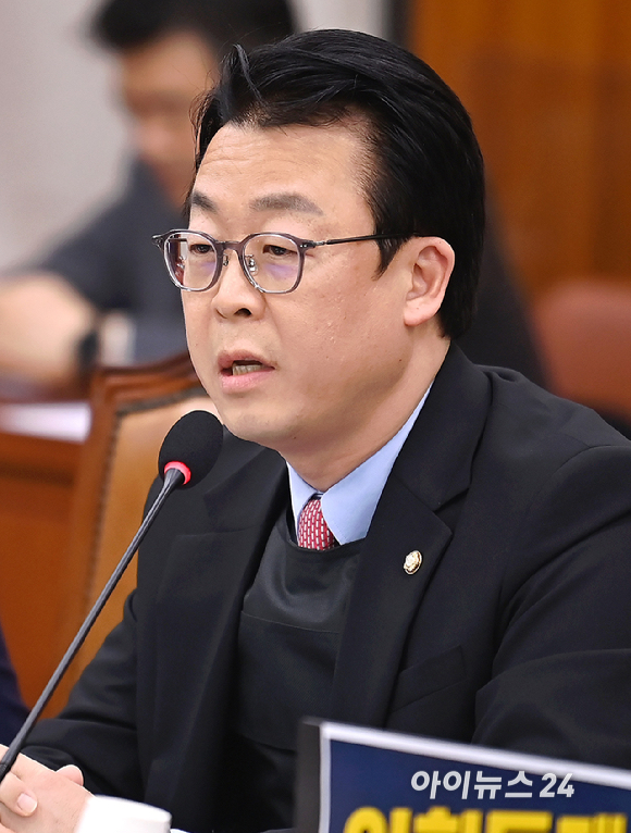 곽규택 국민의힘 의원이 14일 오전 서울 여의도 국회에서 열린 법제사법위원회 전체회의에서 발언하고 있다.곽 의원은 "이재명 후보가 방탄복을 입고 다녀서 비슷한 옷을 입고 와봤다"며 "이 후보가 입고 다니는 방탄복은 본인을 스스로 마치 사법 피해자라는 프레임 만들기 위한 쇼에 불과하다"고 비판했다. [사진=곽영래 기자]