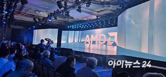 젠슨 황 엔비디아 CEO가 5일(현지시간) 미국 라스베이거스 퐁텐블로 호텔에서 열린 CES 2026 특별연설을 하고 있다. [사진=박지은 기자]