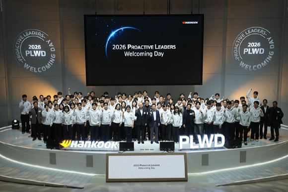 지난 29일 대전광역시 유성구 한국테크노돔에서 개최된 '2026 프로액티브 리더스 웰커밍 데이'에서 한국앤컴퍼니그룹 신입사원과 임직원이 기념촬영을 하고 있다. [사진=한국앤컴퍼니그룹]